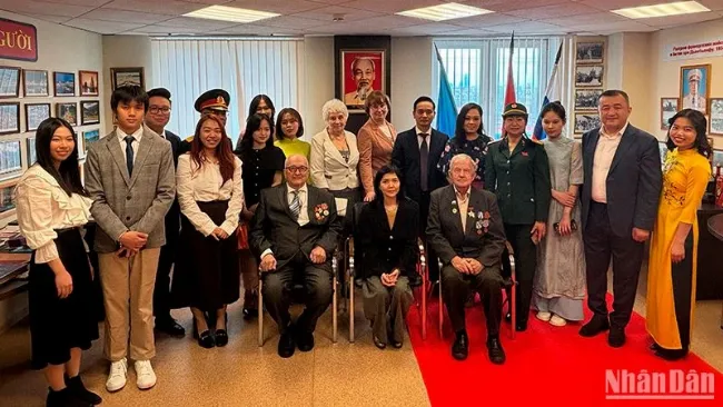 Biểu tượng niềm vui thống nhất, hòa bình, độc lập và lòng tự hào dân tộc của Việt Nam.